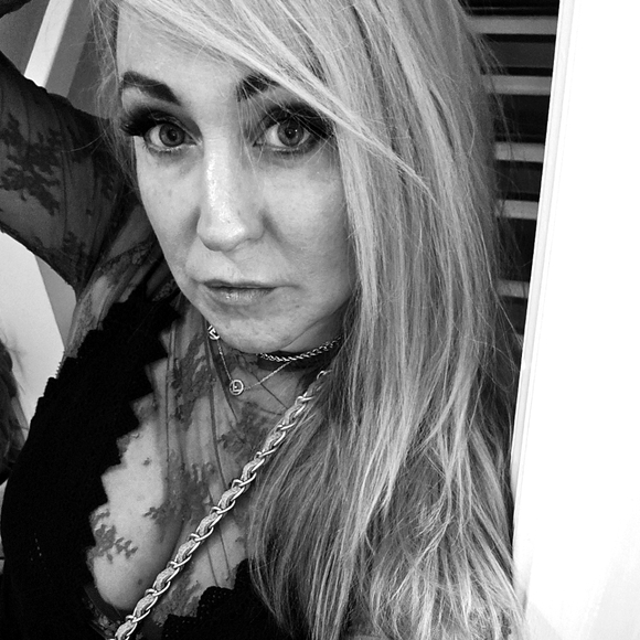 Meet your Posh Greatness, Elle - Picture 1 of 1